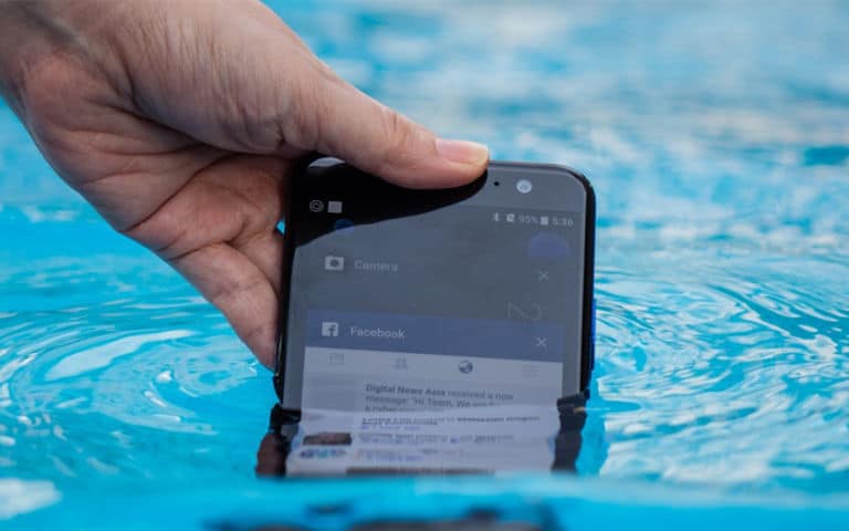 Téléphone tombé dans l'eau : que faut-il faire pour le réparer