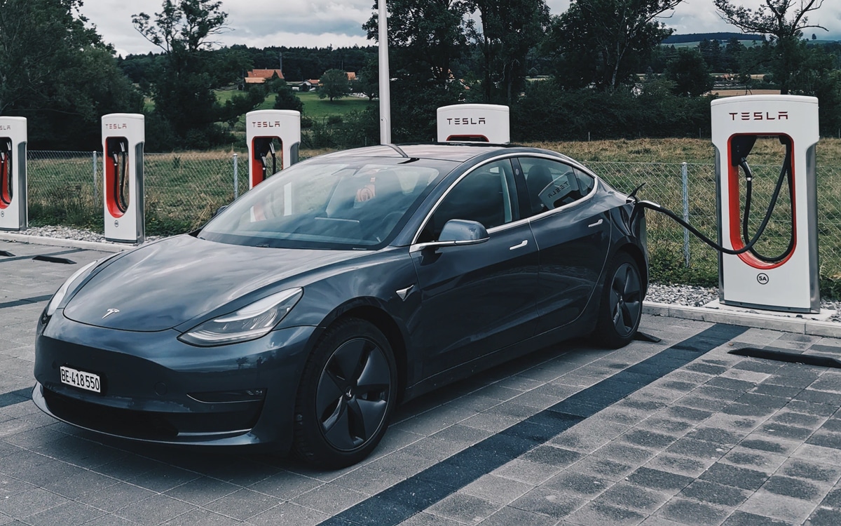 Tesla promet d'installer des Superchargeurs dans toutes les grandes