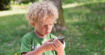 Un parent sur deux consulte son smartphone quand il passe du temps avec son enfant, selon cette étude