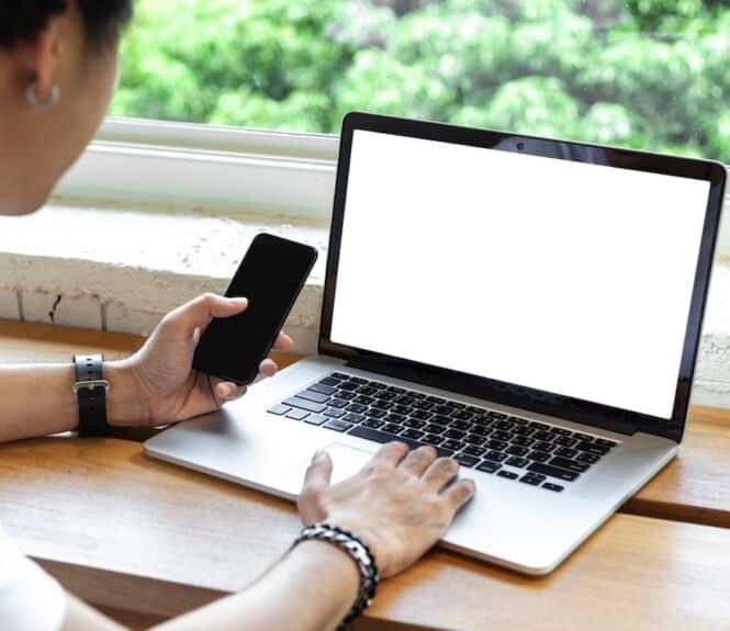 femme-ordinateur-smartphone