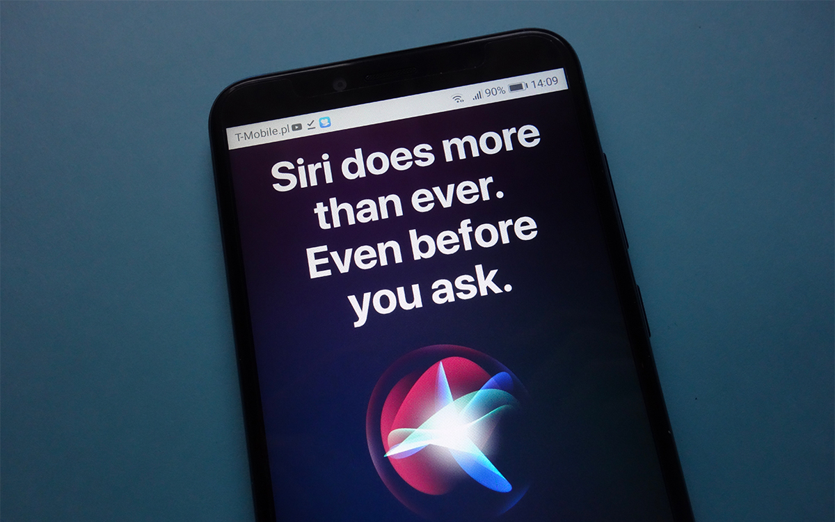 Siri devient de plus en plus catastrophique, Tim Cook promet des progrès… en 2026