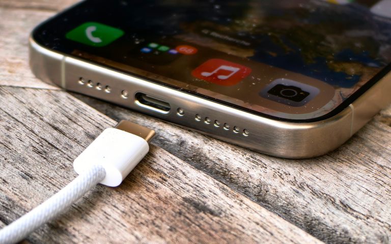 A Combien De Pourcent Faut Il Charger Son Iphone Il charge son iPhone 15 Pro Max avec un câble USB-C bas de gamme, voici