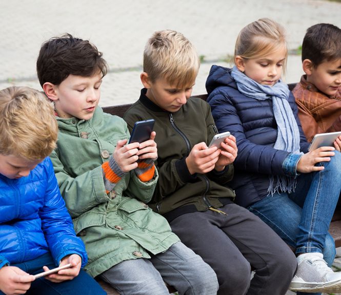 Des enfants utilisant des smartphones
