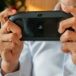 Un homme joue à la PS Vita