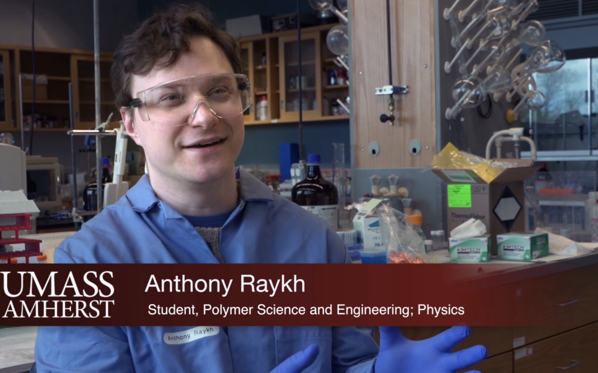 Anthony Raykh, étudiant en sciences des polymères, ingénierie et physique à l'UMass Amherst.