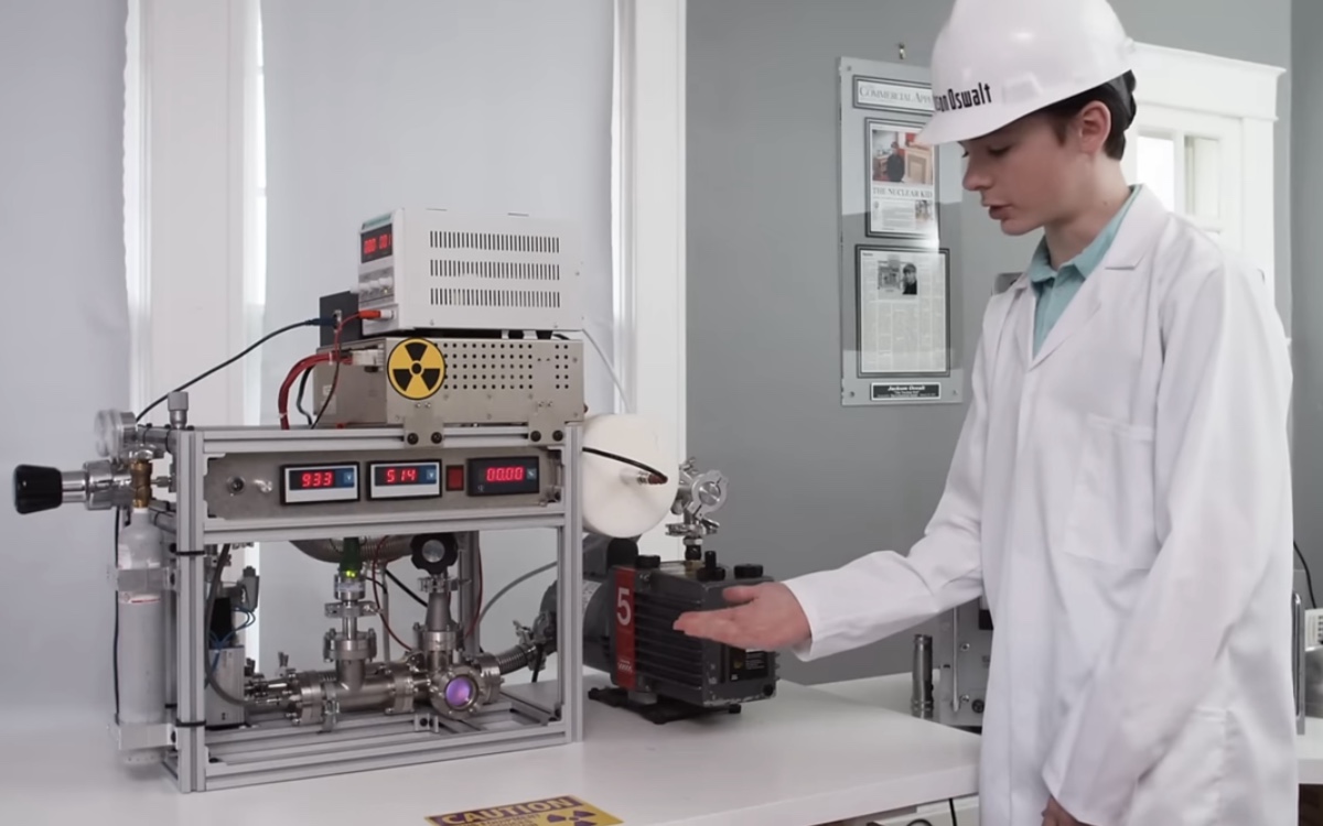 Jackson Oswalt et sa production de plasma via son fusor pour une vidéo tournée par le Guinness World Records, dont il est l'une des stars de l'édition 2021.