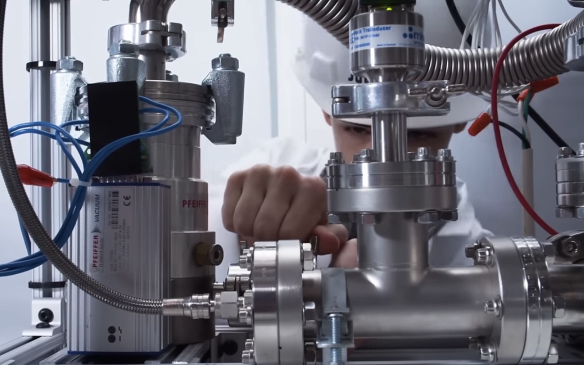 Jackson Oswalt et son fusor à l'occasion d'une vidéo tournée par le Guinness World Records, dont il est l'une des stars de l'édition 2021. Crédits : Guinness World Records.