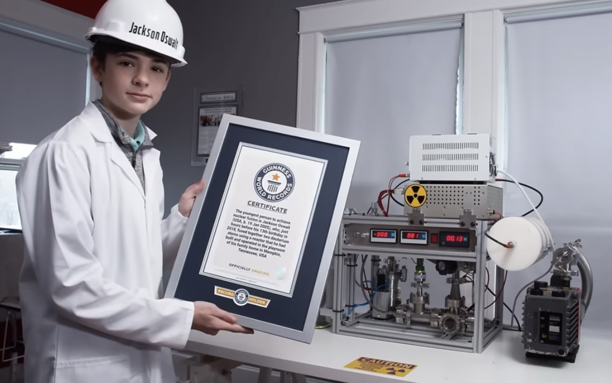 Jackson Oswalt plus jeune individu à avoir fait une fusion nucléaire obtient un Guinness World Records. Crédits : Guinness World Records