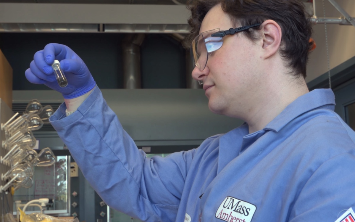 Anthony Raykh, étudiant en sciences des polymères, ingénierie et physique de l'UMass Amherst, en pleine expérience dans le laboratoire de l'université.