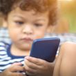 Enfant devant un smartphone