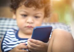 Enfant devant un smartphone