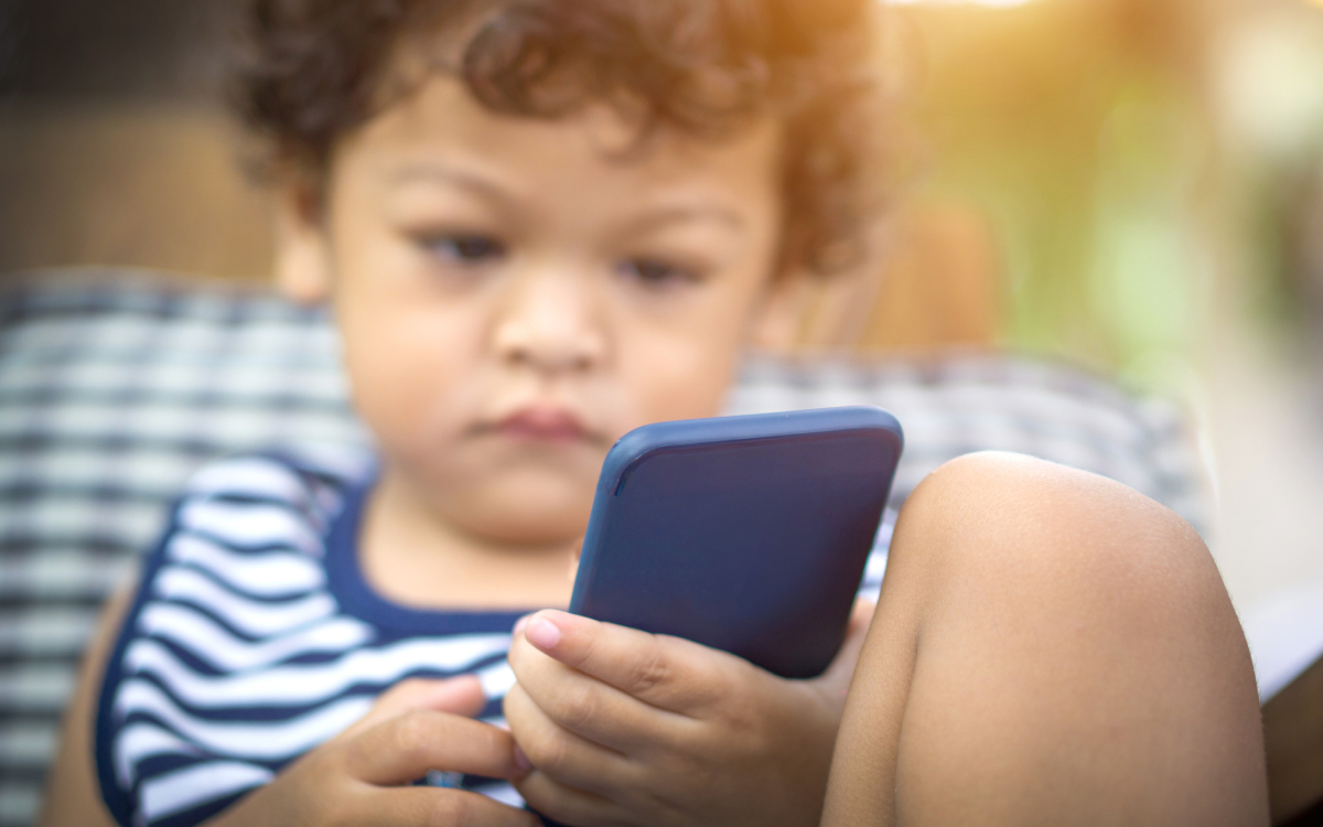 Rester devant les écrans est mauvais pour le cerveau des enfants ? C’est plus compliqué que ça