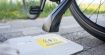 Ce socle recharge une batterie de vélo électrique... simplement en posant la béquille dessus