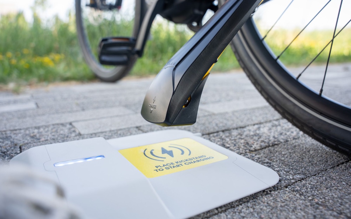 Ce socle recharge une batterie de vélo électrique… simplement en posant la béquille dessus