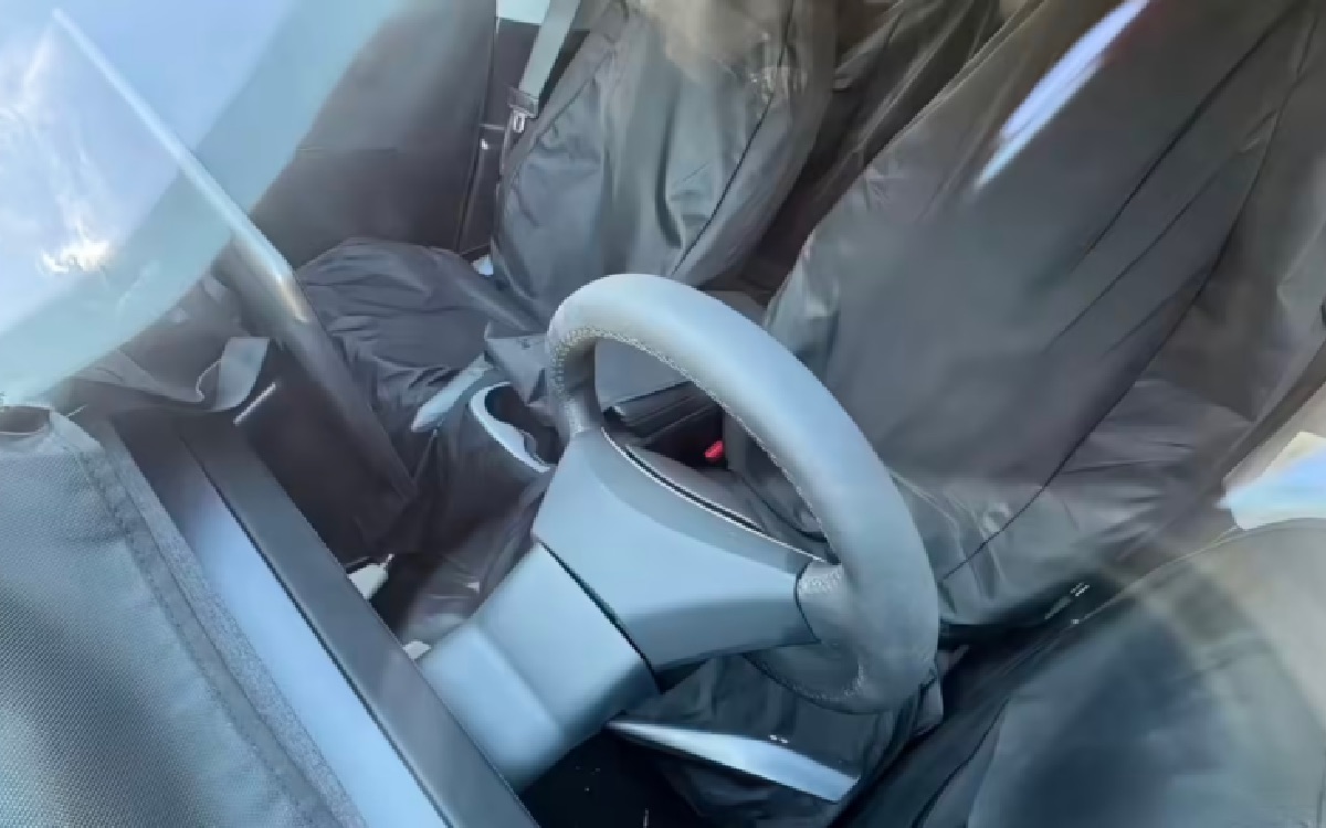 tesla abordable interieur
