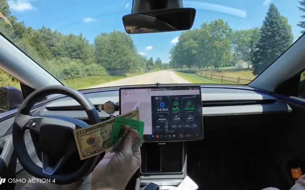 Cette Tesla a compris la valeur de l’argent, elle a attendu que le péage soit payé avant de redémarrer