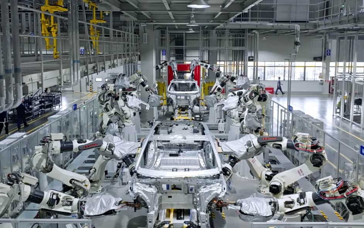 Cette usine pilotée par l’IA construit une voiture par minute… Skynet approuve