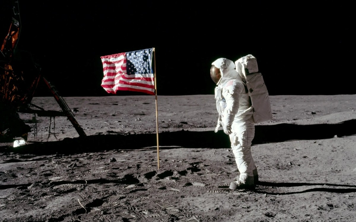 Apollo 11 NASA : Buzz Aldrin l'astronaute sur la lune face au drapeau américain
