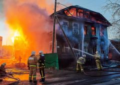 Pompiers eteignent un incendie
