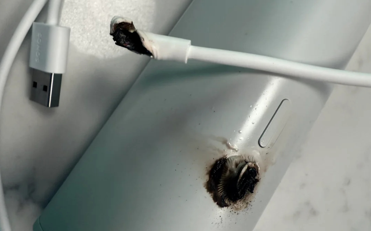 Une enceinte connectée Sonos Roam brûlée