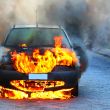Une voiture en feu