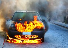 Une voiture en feu