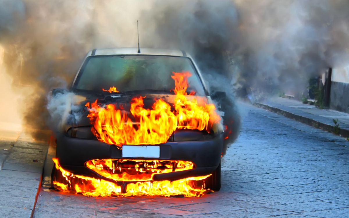 Les voitures électriques prennent-elles plus souvent feu que les thermiques ? Les dernières données sont claires