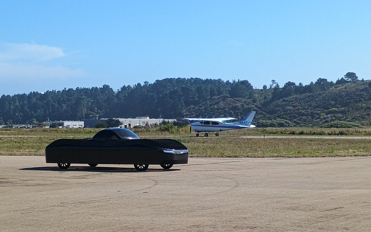 La voiture volante Alef à l'aéroport de Half Moon Bay