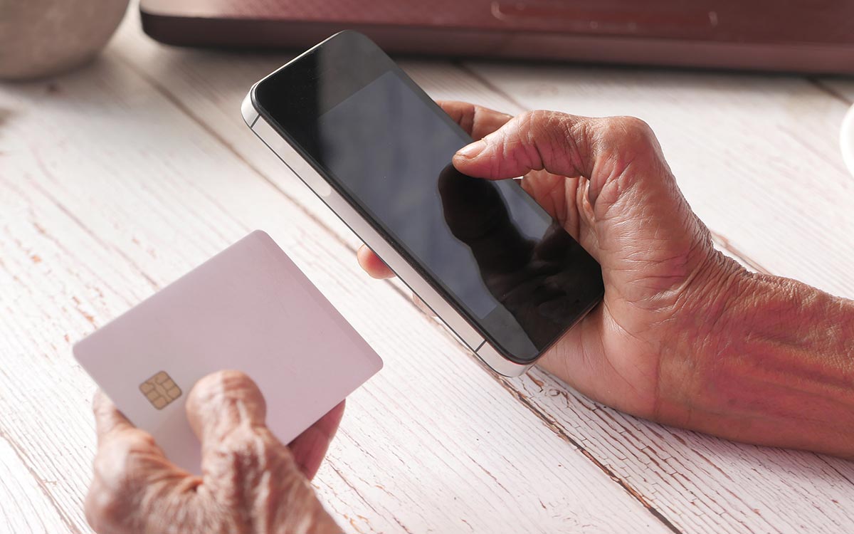 Protéger les seniors connectés : pourquoi offrir un VPN à vos parents ?