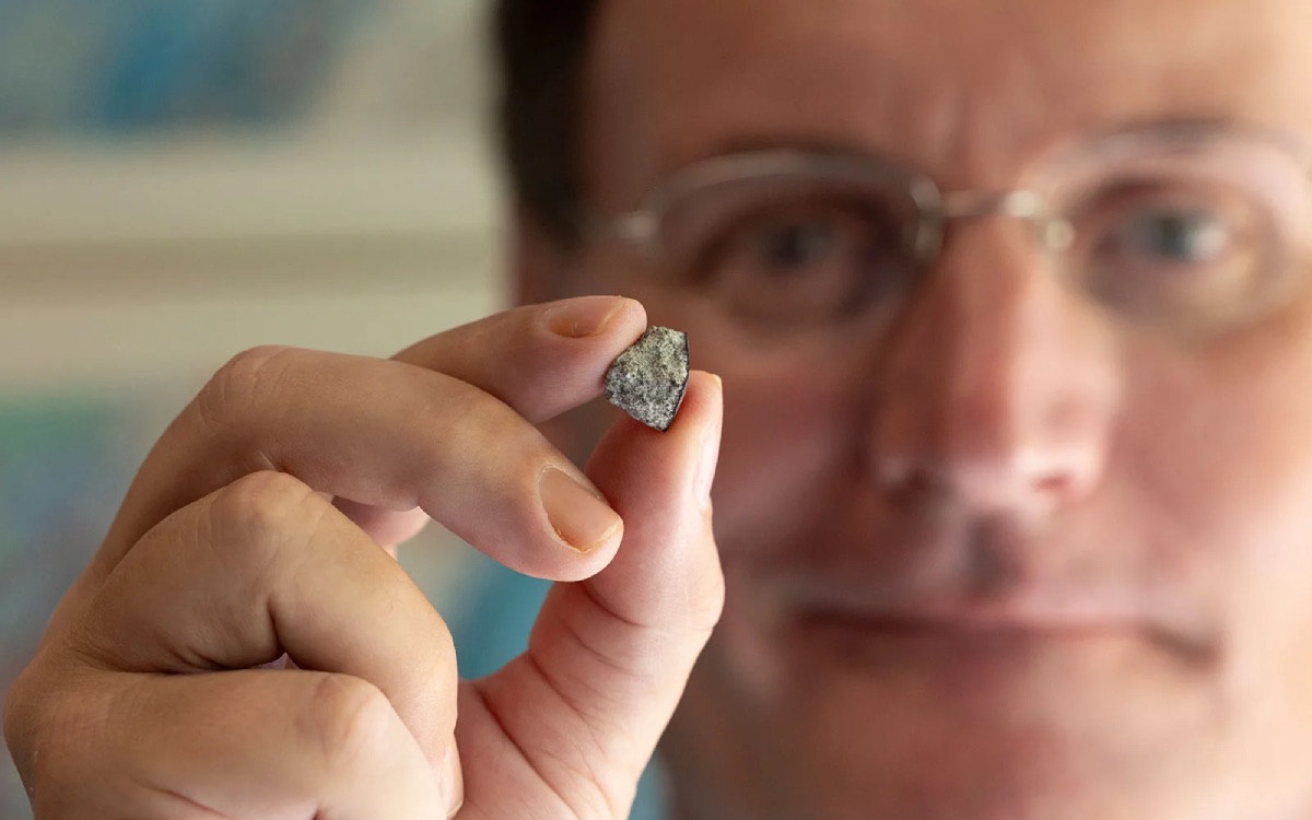 Cette météorite qui a traversé son toit serait plus vieille que notre planète