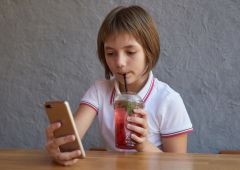 Enfant avec smartphone