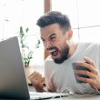 Homme en colère devant PC