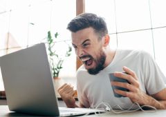 Homme en colere devant PC