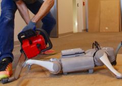 Skild AI robot tronçonneuse