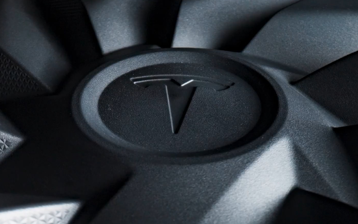 Tesla tease la présentation d’une nouvelle voiture, mais laquelle ?
