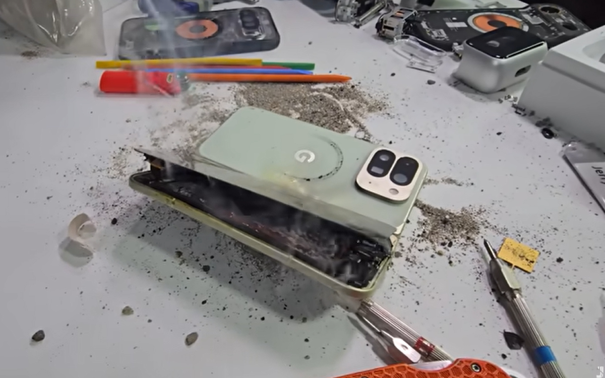 Le Pixel 10 Pro Fold prend feu et explose lors d’un test de durabilité, la vidéo fait froid dans le dos