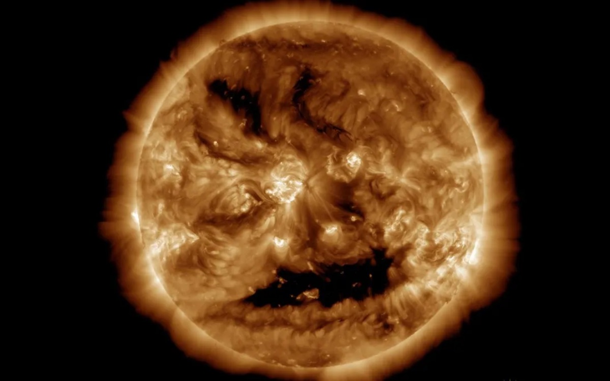 Le Soleil semble sourire pour Halloween dans cette photo terrifiante prise par la NASA