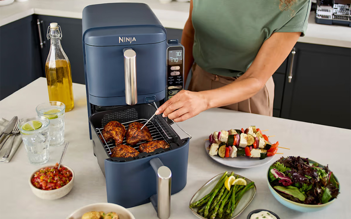 Ninja Double Stack XL : le airfryer à 2 tiroirs avec la pince et le tablier offerts est bradé pour le Black Friday et il n’est vraiment pas cher !