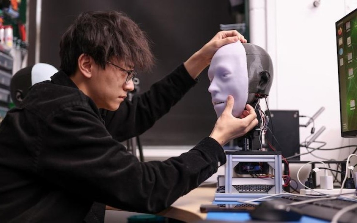 Voici Emo, le premier robot capable de synchroniser ses lèvres comme nous : son mode d’apprentissage est fou