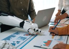 Robot travaille avec humains