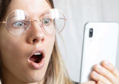 Femme choquee devant smartphone