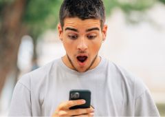 Homme choque devant son smartphone