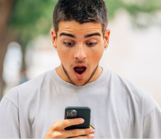 Homme choqué devant son smartphone