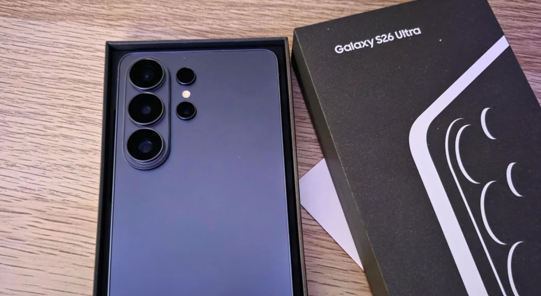 Ce petit veinard reçoit son Galaxy S26 Ultra précommandé avec une semaine d’avance