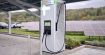 Cette borne de recharge ultra-compacte peut recharger deux voitures simultanément en un temps record