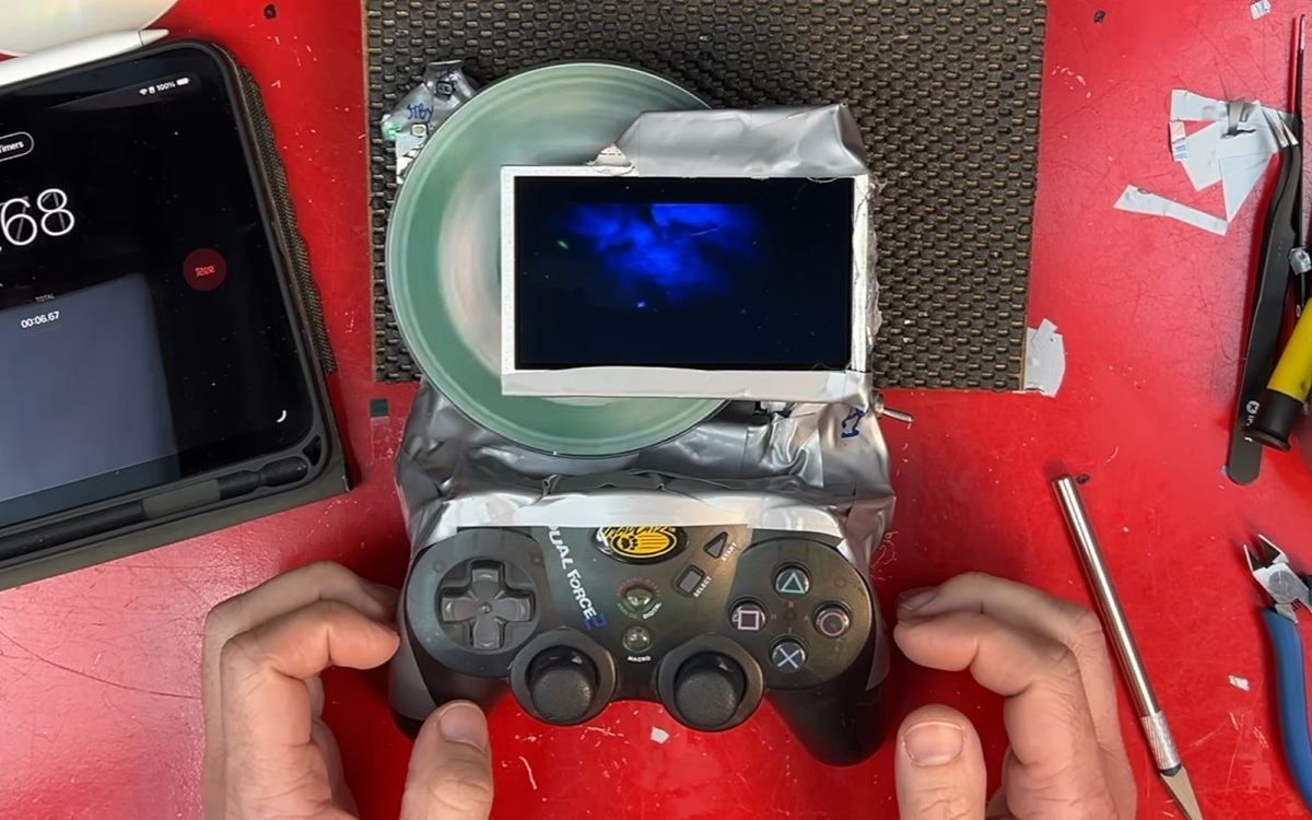 Faute de Steam Deck, ce bricoleur fou transforme sa PS2 en console portable
