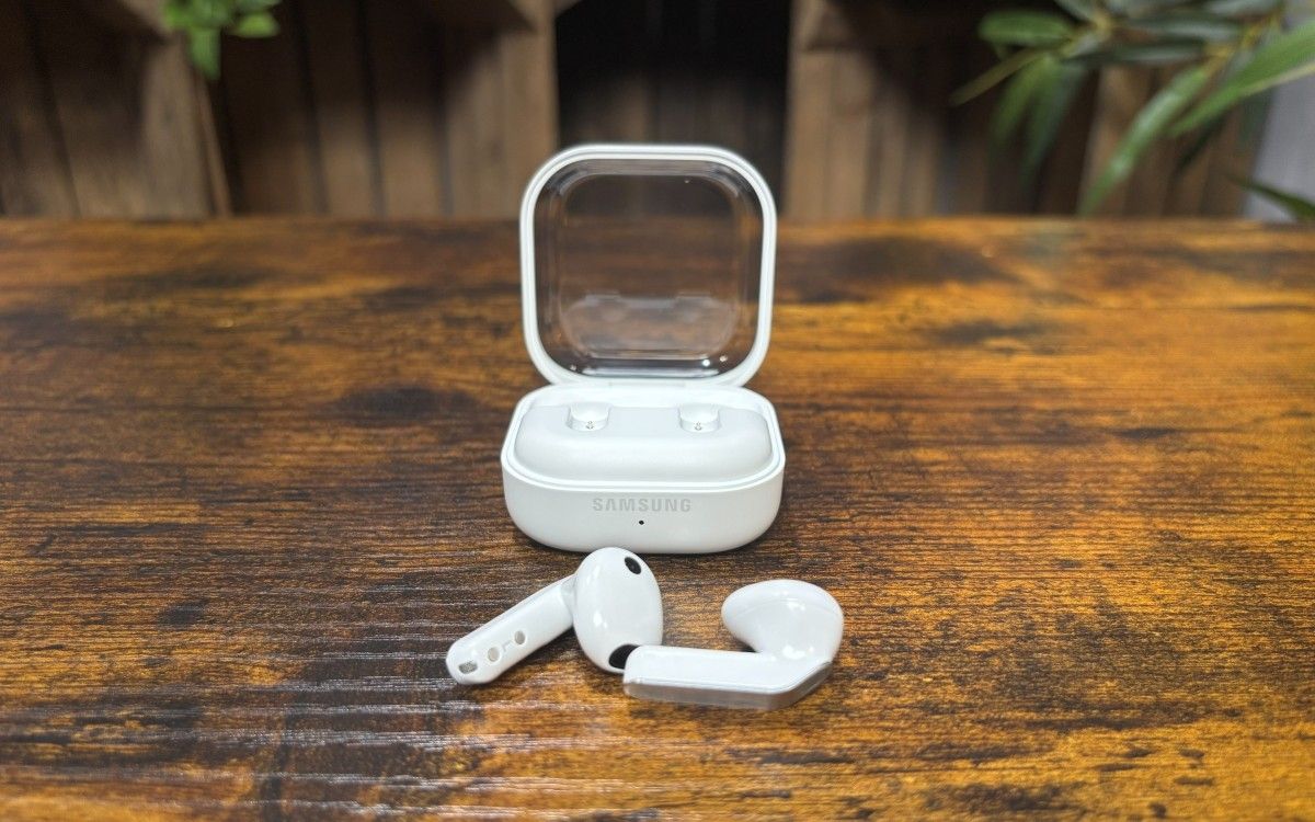 Test Samsung Galaxy Buds4 boîtier écouteur