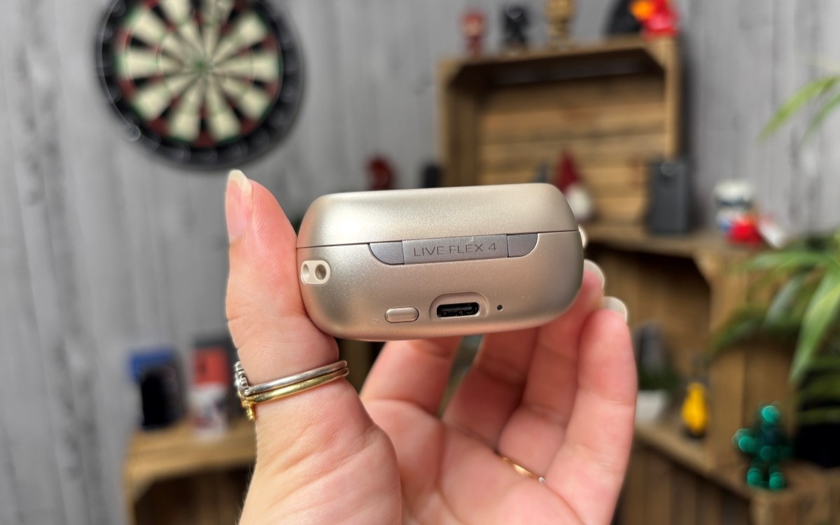 Test JBL Live Flex 4 boîtier Smart Charging Case charnière dos
