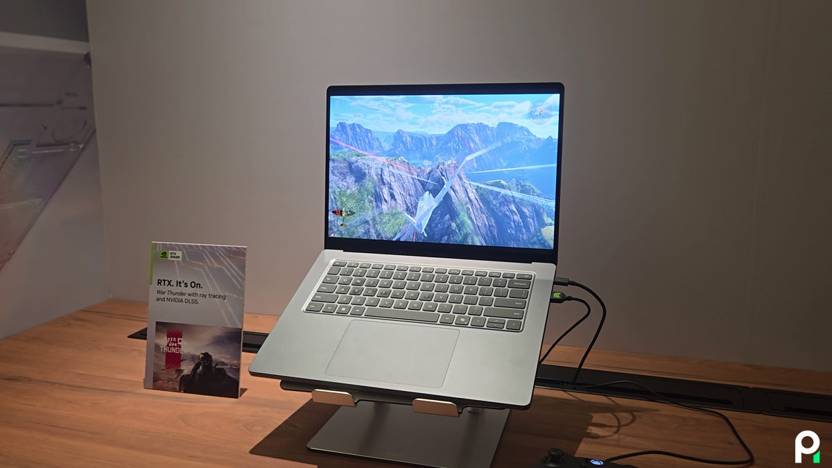 Un PC Nvidia RTX Spark faisant tourner le jeu War Thunder