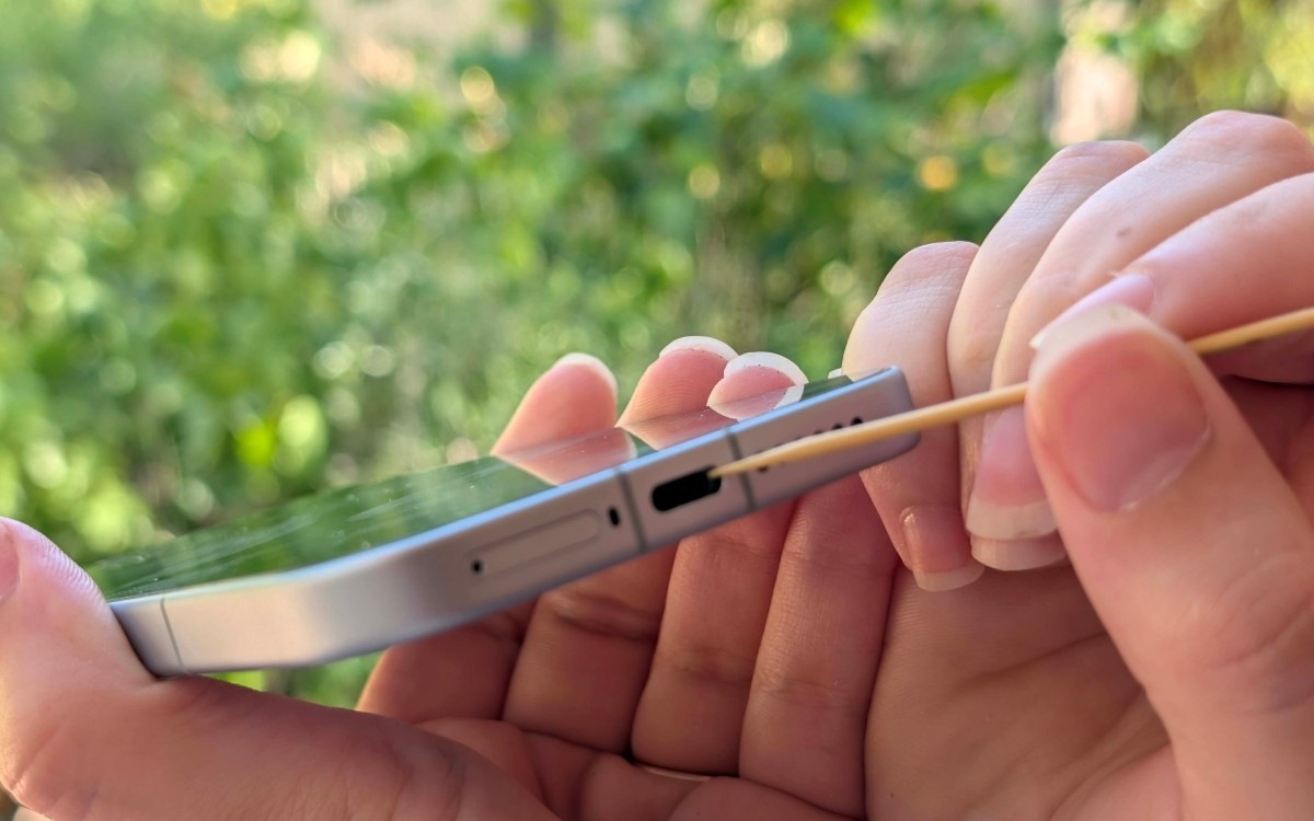 Nettoyer port de charge smartphone cure dent